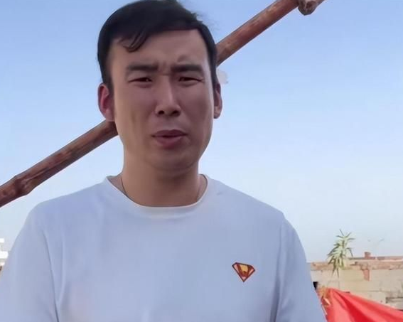 宣布退网！中国男子在巴铁8年，花千万扶贫，妻儿出事后无奈回国
