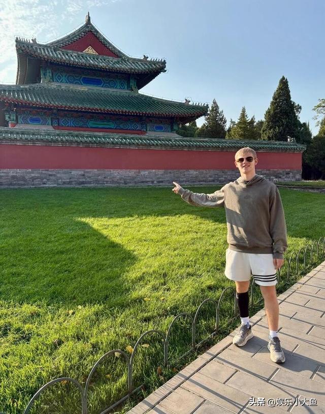 勒布伦和父亲队医中秋节打卡了故宫天坛，和父亲露肩合影好幸福