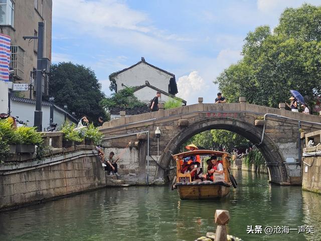 苏州平江路的石桥与行人千年相约