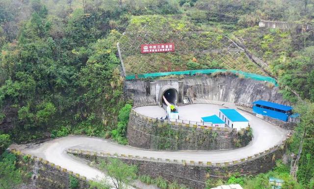 宜昌三峡疏港铁路杨木岭隧道顺利贯通