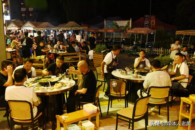 贵州六盘水避暑季旅游胜地客流迎高峰