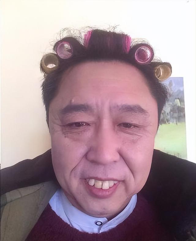 再多钱有什么用？官媒出手揭岳云鹏夫妇真实现状，走上于谦的老路