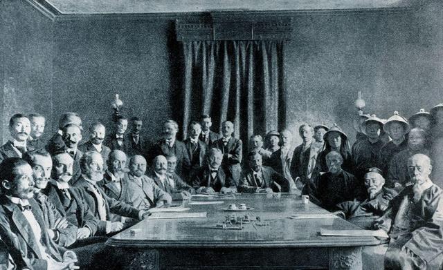1905年，吴樾在北京火车站刺杀五大臣失败，被揪着头发拖出车厢