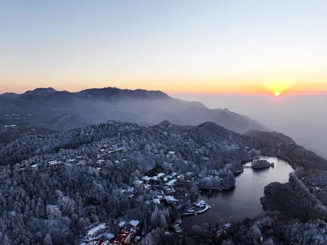 庐山雪白夕阳红：牯岭夜凇美如画