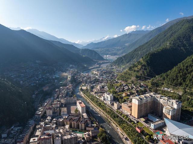 春节里《飞驰人生3》彻底带火甘孜，丁真的家乡那么美。