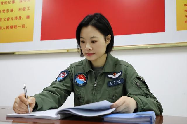 阅兵女机长身份曝光！私生活被扒牺牲太大，老公不简单，央视点名