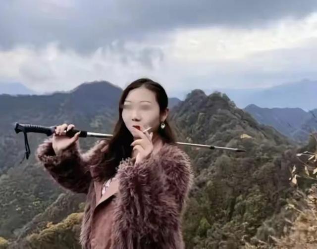 陕西女教师事件不断发酵：被指穿吊带吸烟，疑交往多位男友？