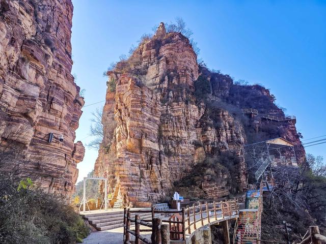 游东太行，望群山 ，感悟‘云海翻腾走龙蛇，绝壁生辉见奇峰’