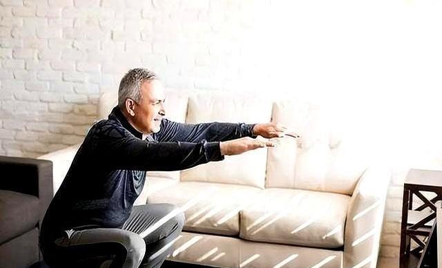 医生提倡：超过55岁的中老年人，宁可多走路，也别做这4个运动