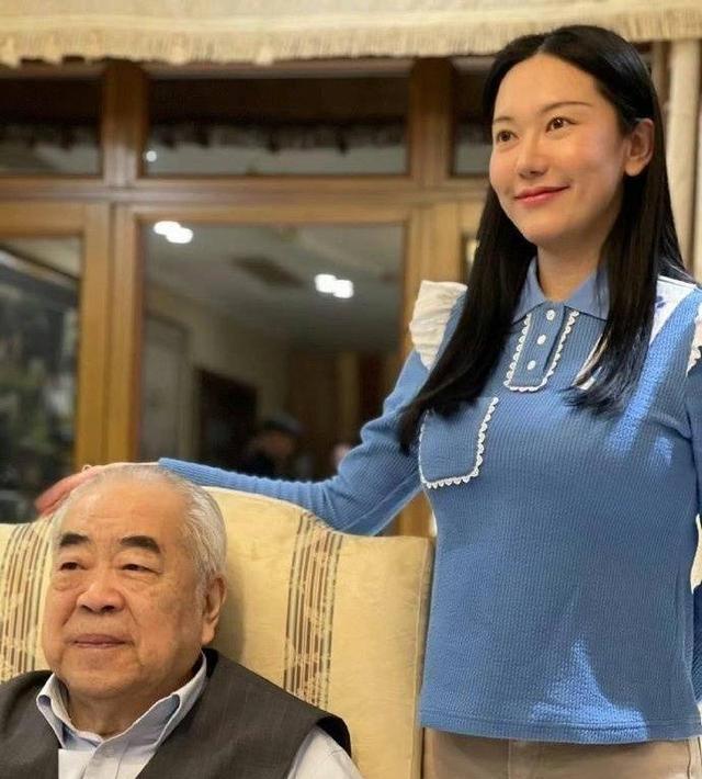 和朋友妻子偷情10年，北京庄园让给继子，难怪范曾亲女儿撕破脸