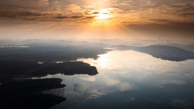 美丽中国｜日出日落画江城 杳杳长空敛云烟