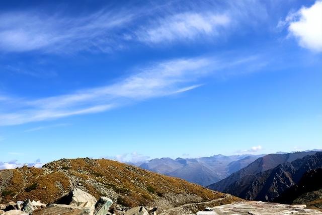 登上新疆云霄峰，一览四国景！