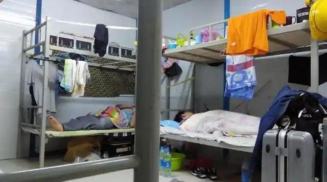 去了一趟科威特，除了石油塔和商场，这里真热得连骆驼都懒得动