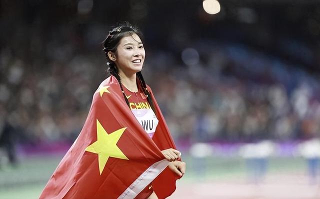 里子面子全丢了！吴艳妮出席姐姐婚礼抢尽风头	，体面被撕个粉碎