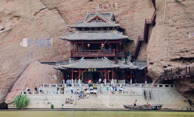 联动抖音官方ip“来江西晒个秋”带你玩转鹰潭，跟随旅游主播，打卡秋日同款场景！