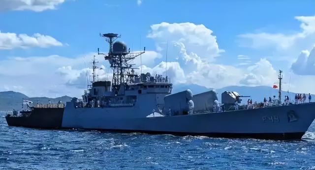 越南继续搞事情？出稀土新规后，越军舰穿台海，对华示威对美示好