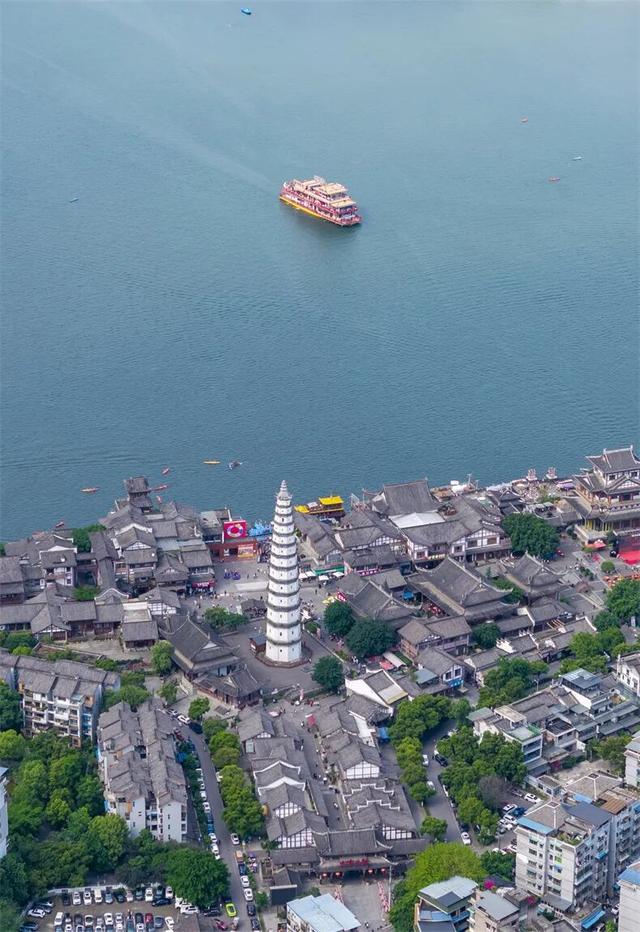 被重庆光芒掩盖，这座小城被一碗“刨猪汤”带火，景点几乎免费看