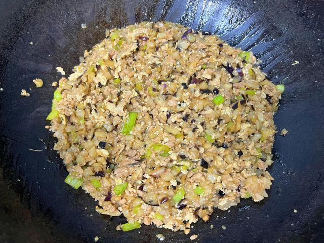茄子包饺子，实在太好吃了！教你调馅方法，鲜嫩多汁，营养又解馋