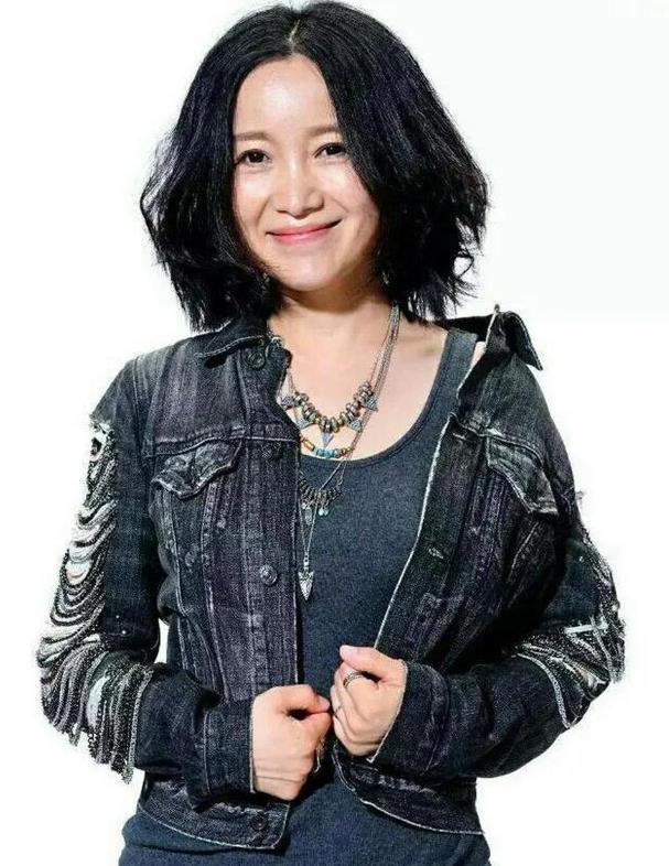 她5次上春晚，被恩师夺初夜，自杀未遂不幸流产，57岁却依旧单身