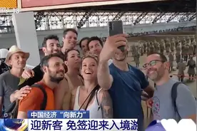 西安已失守？外国人“占领”西安大街小巷，直呼中国生活在未来图片