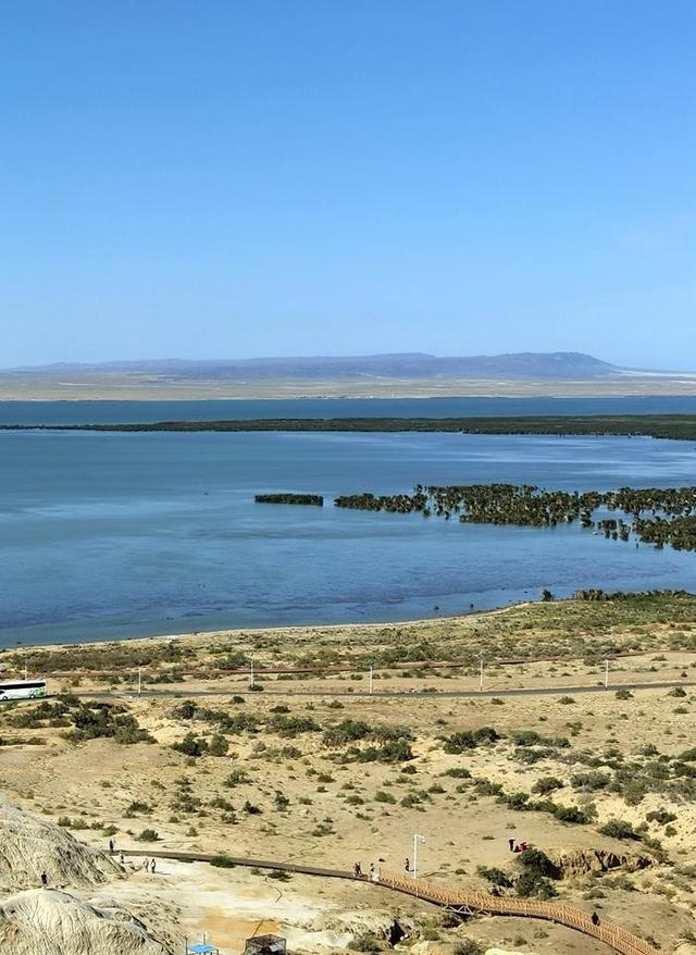 游新疆乌伦古湖海上魔鬼城