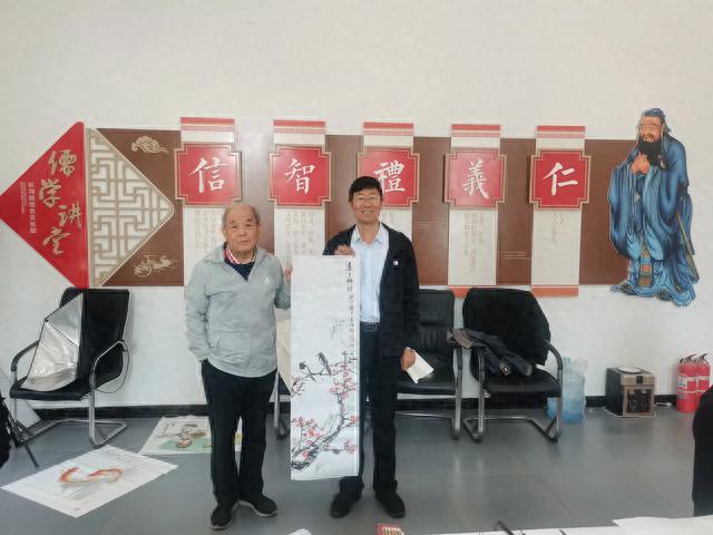 重阳佳节将来临 创作墨宝送老人