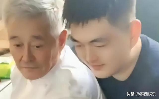 67岁赵本山近况曝光，断崖式衰老认不出来，大肚腩抢镜胖一大圈