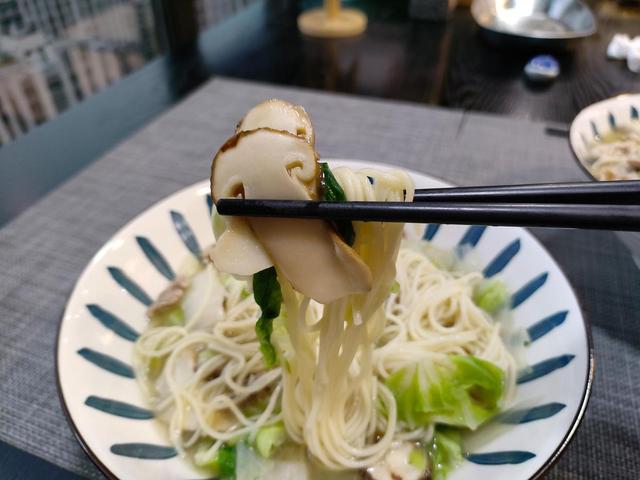 嘿，老两口晚餐就1碗，瞬间光盘，网友：奢侈！