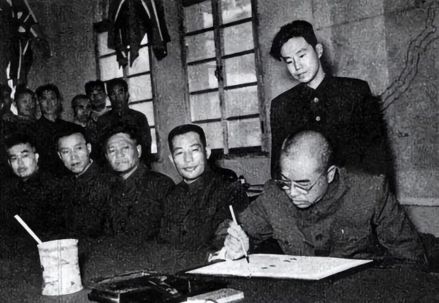 1974年彭德怀去世后，为何骨灰连夜送走，周总理：任何人不得接触