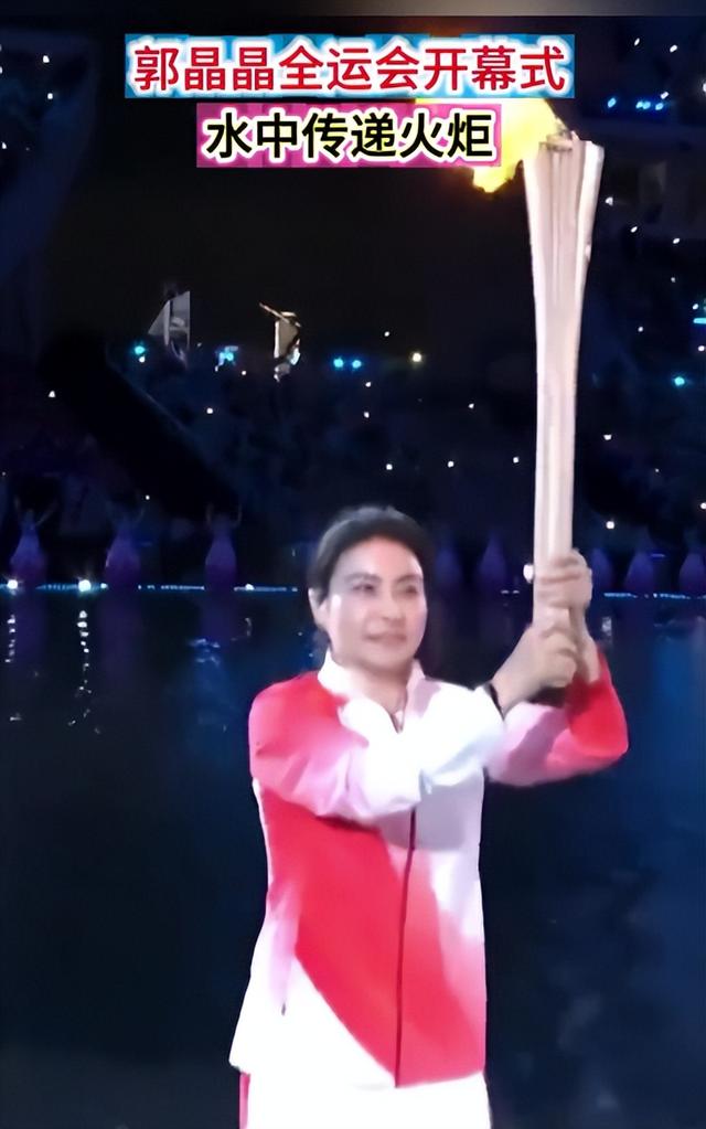 全网恭喜！45岁霍启刚又升职了，级别很高，妻子郭晶晶立了大功