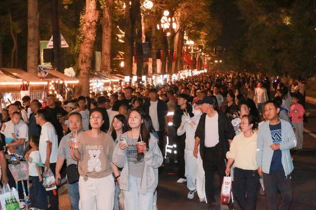 新民大街放大招：市集、花车巡游，承包你的假期快乐！