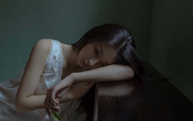 女孩现实不敢谈恋爱？在网上“捏”出完美男友，还能批量定制！