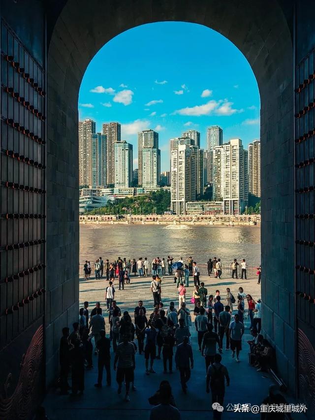 一组“进一步开放了”的重庆朝天门广场美图，“亲水”就不要想了