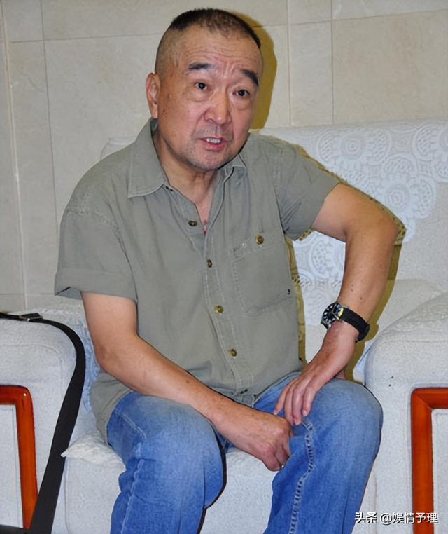 78岁李保田近况令人唏嘘，住处杂乱喝10元桶装水，如今老到不敢认