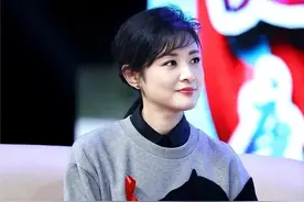 央视主持周涛：与前夫离婚后，嫁大八岁丈夫，55岁收获美好家庭图片