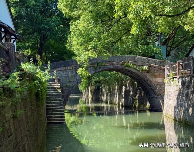 太难得了，原来杭州还藏着“绝美古街”，拍照打卡一绝，关键无人