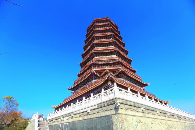 云南曲靖寥廓公园，环境优美，文化深厚，是俯瞰城市美景的好去处