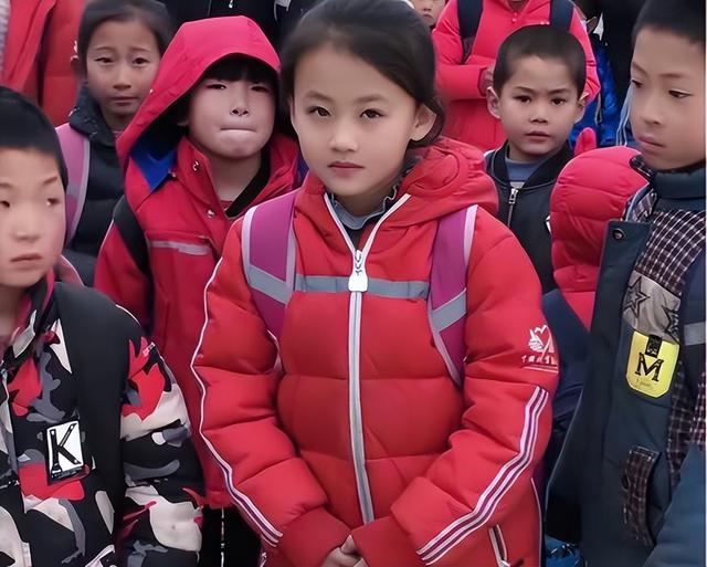 后不后悔？宁夏那个一笑成名拒绝百万签约的小女孩，现在成了这样