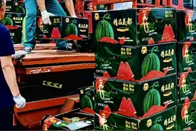 苏州市民“啃秋”迎立秋 西瓜畅销图片