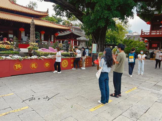 广州这座著名寺庙“好特别”：访客不能烧香，都用鲜花来献佛？