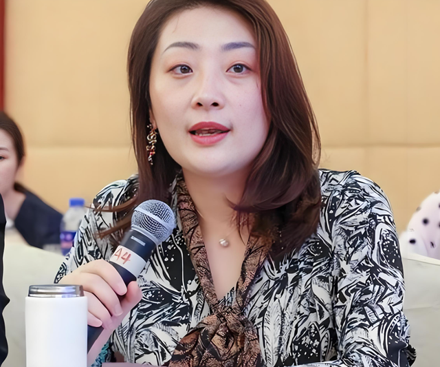 43岁宗馥莉：没有宗庆后节俭，买豪车、购百万珠宝，对员工很温柔
