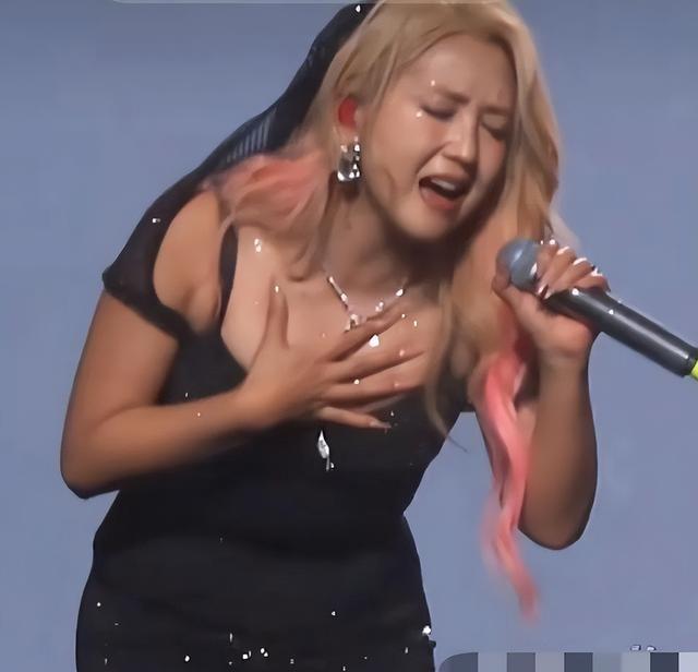 39岁何洁不忍直视，腋下勒出副乳肚子三层肉，要养4个娃操劳疲惫