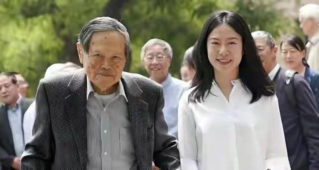 扬振宁逝世，翁帆催泪悼文！