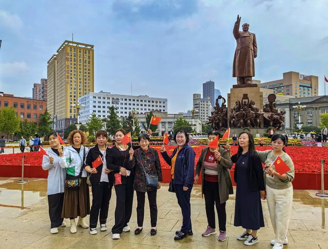 辽宁沈阳：中山广场花海如潮 庆祝祖国76华诞