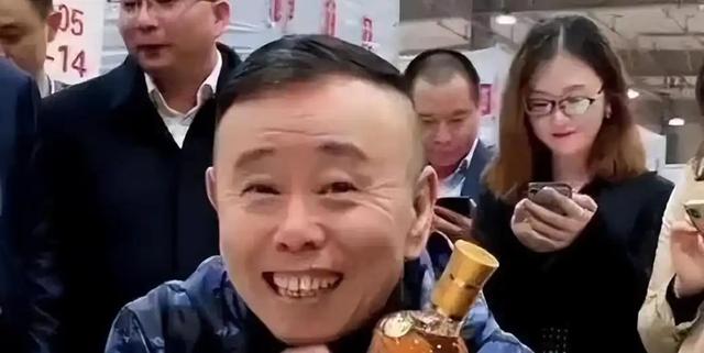 时隔二十多年，嘎子和英子再重逢，两人的差距早就天差地别