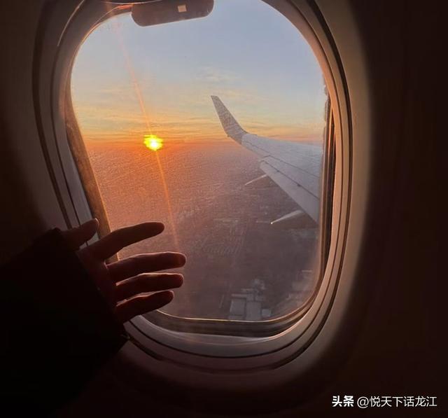一束阳光透过舷窗打在、旅游不经意间在自己的眼前掠过！