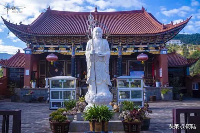 探秘云南省常住出家众最多的净土女众道场，在塔顶还偶遇主持诵经