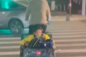 宁静美好的一幕！女孩坐在奶奶三轮车斗里安心看书图片