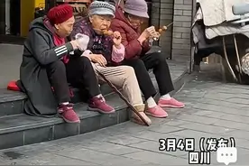 白发和解、老太撸串：新活法是把焦虑炼成地沟油，炸出金黄的叛逆图片