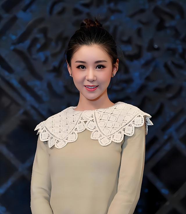 原来她是冯巩的“女儿”，出道20多年从不拍吻戏，年近40仍像18岁